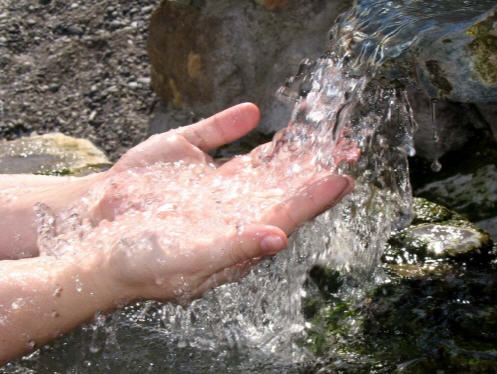 zhazhdushchemu-dam-darom-vody